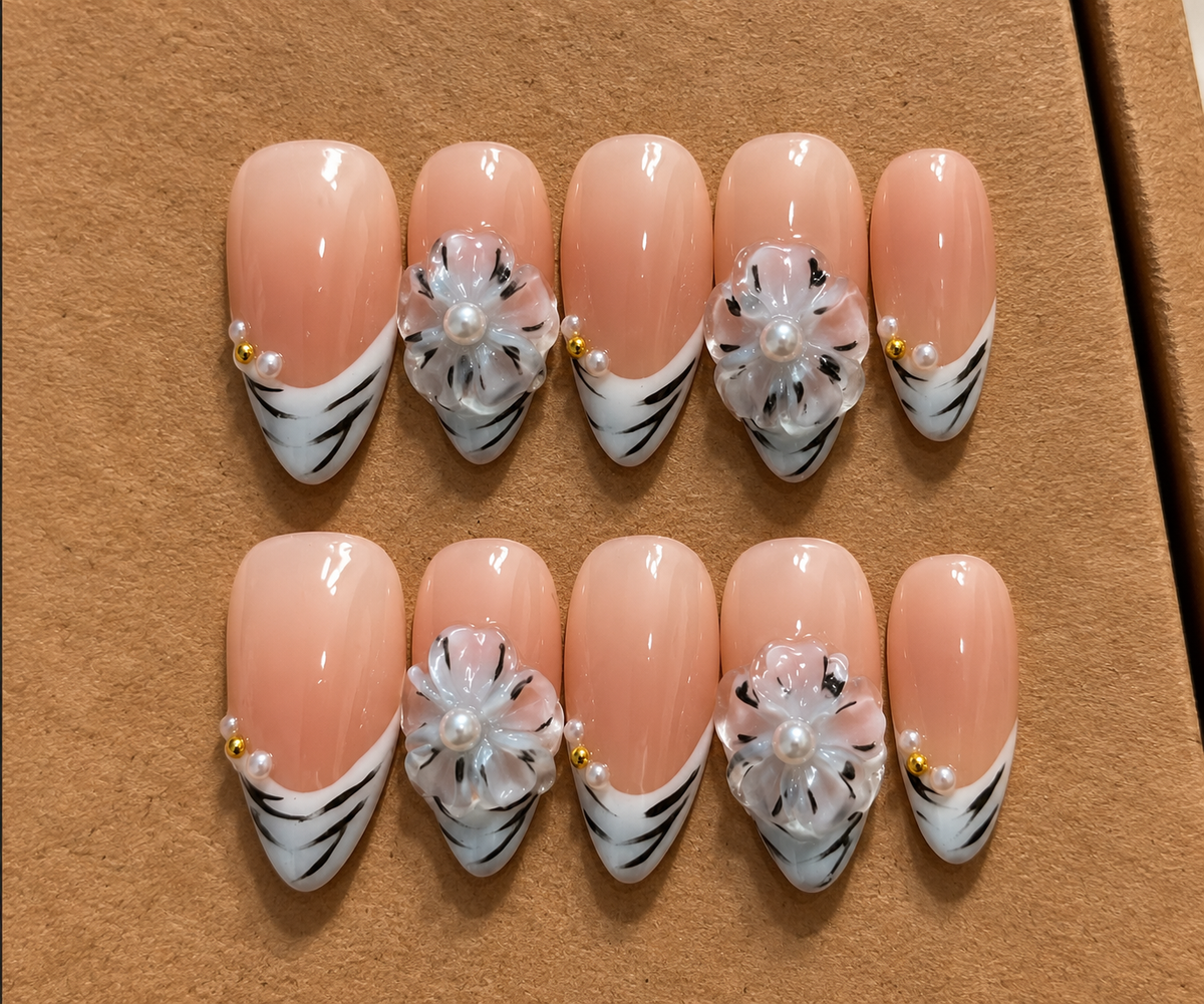 🌸 Elegant Black &amp; White Floral Press-On Nails 🖤🤍
